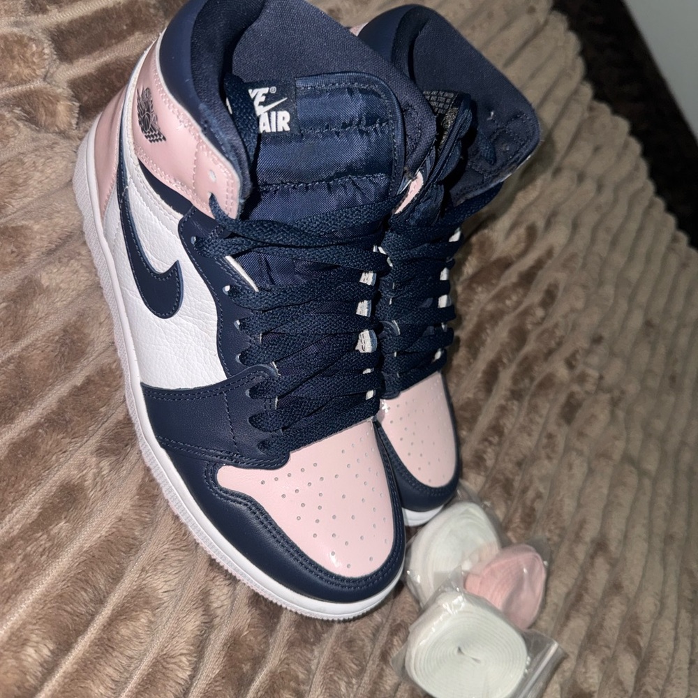 Air Jordan 1 Retro High OG ‘Bubble Gum’ - Picture 2 of 4